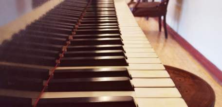 Художественный музей Ельца приглашает 15 февраля в 14ч на встречу  "Клуба при свечах"