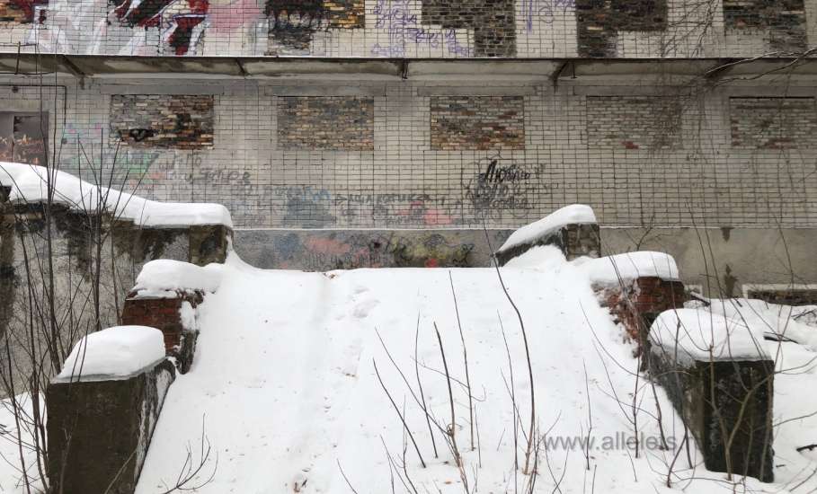 Санаторий-профилакторий &laquo;Сосна&raquo; в Ельце стоит заброшенный, заколоченный, на берегу Сосны