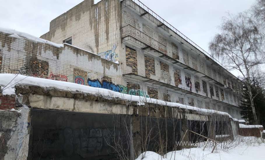 Санаторий-профилакторий &laquo;Сосна&raquo; в Ельце стоит заброшенный, заколоченный, на берегу Сосны