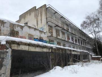 Санаторий-профилакторий &laquo;Сосна&raquo; в Ельце стоит заброшенный, заколоченный, на берегу Сосны