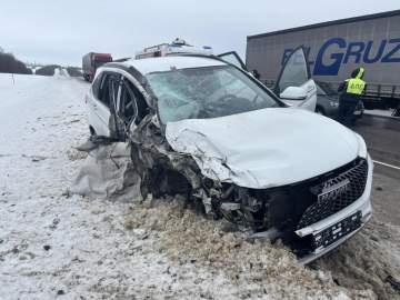 В Елецком районе в столкновении с грузовиком пострадали водитель и два пассажира иномарки!