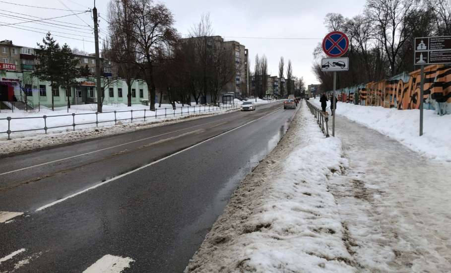 Дорога в Ельце по улице Героев стала очень узкой! Почему снег своевременно не вывезли?