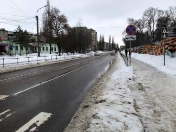 Дорога в Ельце по улице Героев стала очень узкой! Почему снег своевременно не вывезли?