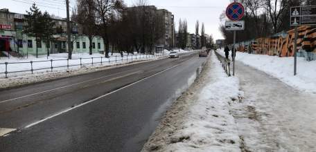 Дорога в Ельце по улице Героев стала очень узкой! Почему снег своевременно не вывезли?