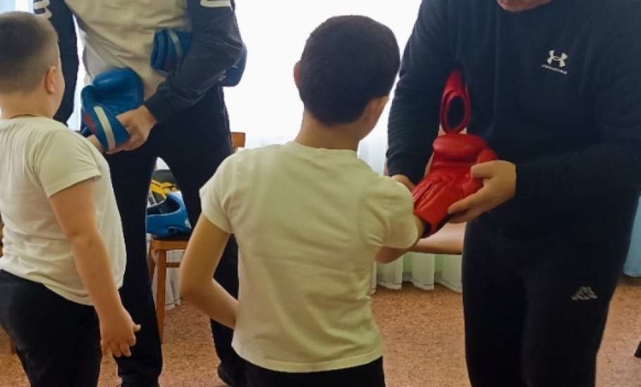 В Ельце в детский сад пришли тренеры по боксу