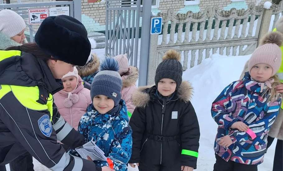 Малыши детского сада совместно с инспекторами ДПС напомнили родителям о соблюдении ПДД