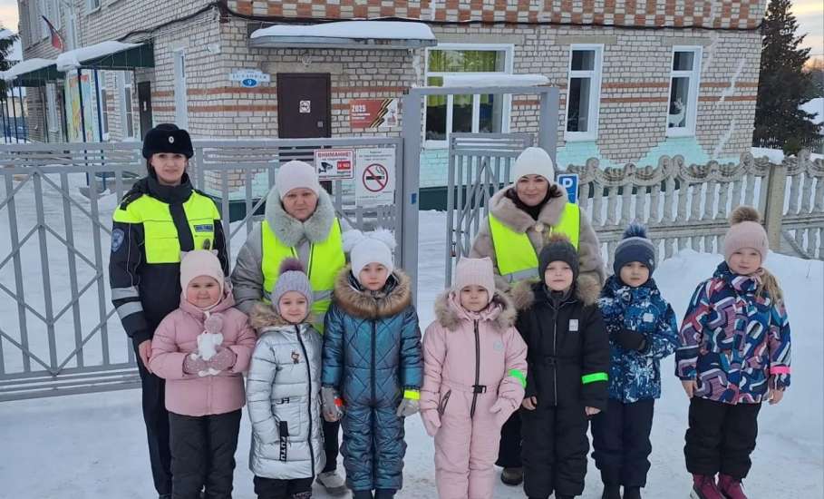 Малыши детского сада совместно с инспекторами ДПС напомнили родителям о соблюдении ПДД