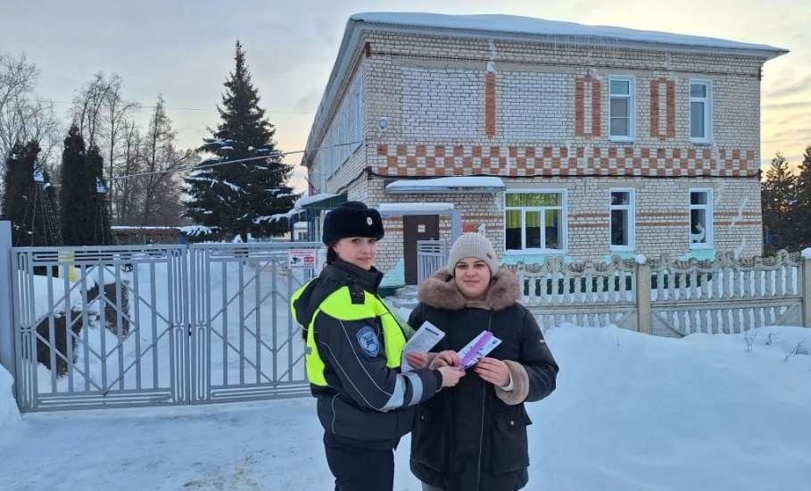 Малыши детского сада совместно с инспекторами ДПС напомнили родителям о соблюдении ПДД