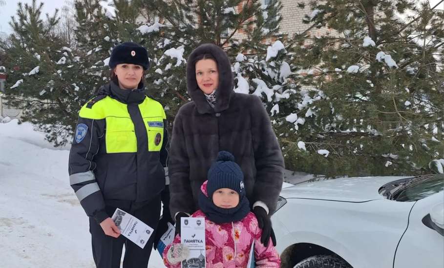 Малыши детского сада совместно с инспекторами ДПС напомнили родителям о соблюдении ПДД