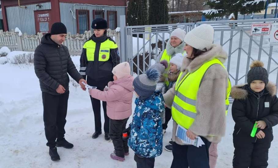 Малыши детского сада совместно с инспекторами ДПС напомнили родителям о соблюдении ПДД