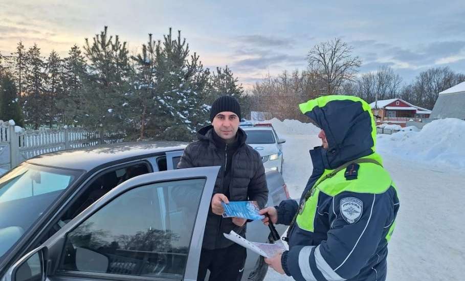 Малыши детского сада совместно с инспекторами ДПС напомнили родителям о соблюдении ПДД