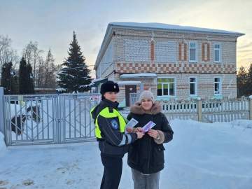 Малыши детского сада совместно с инспекторами ДПС напомнили родителям о соблюдении ПДД