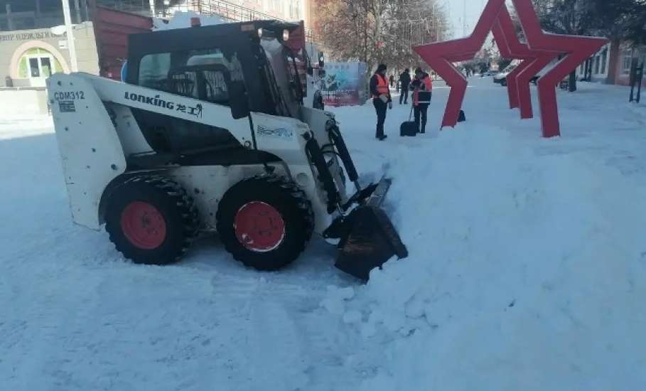 Центр города Ельца очищают от снега к фестивалю