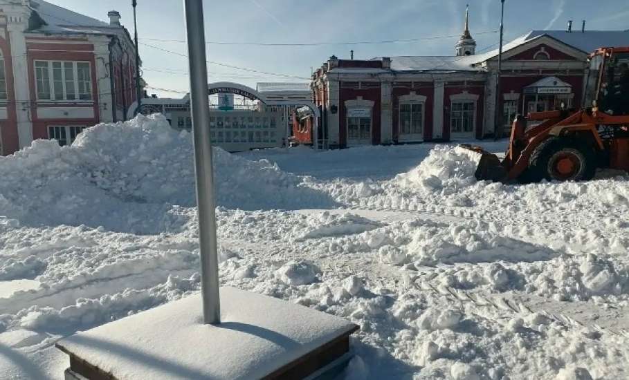 Центр города Ельца очищают от снега к фестивалю