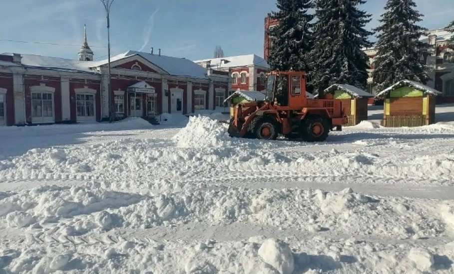 Центр города Ельца очищают от снега к фестивалю