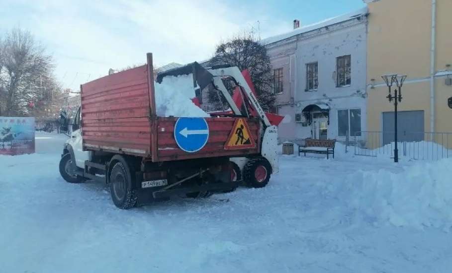 Центр города Ельца очищают от снега к фестивалю