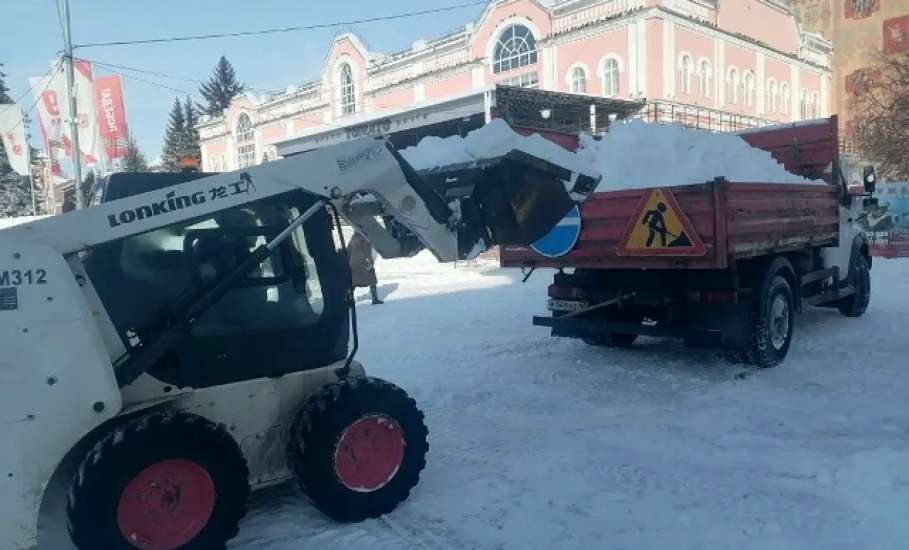 Центр города Ельца очищают от снега к фестивалю