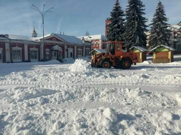 Центр города Ельца очищают от снега к фестивалю