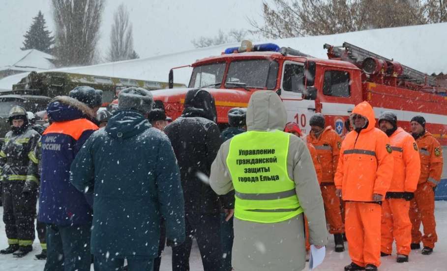 Сегодня в Ельце на базе аварийно-спасательной службы прошел смотр готовности личного состава, техники и оборудования