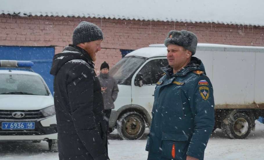 Сегодня в Ельце на базе аварийно-спасательной службы прошел смотр готовности личного состава, техники и оборудования