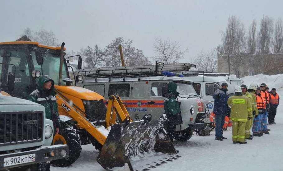 Сегодня в Ельце на базе аварийно-спасательной службы прошел смотр готовности личного состава, техники и оборудования