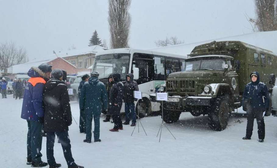 Сегодня в Ельце на базе аварийно-спасательной службы прошел смотр готовности личного состава, техники и оборудования