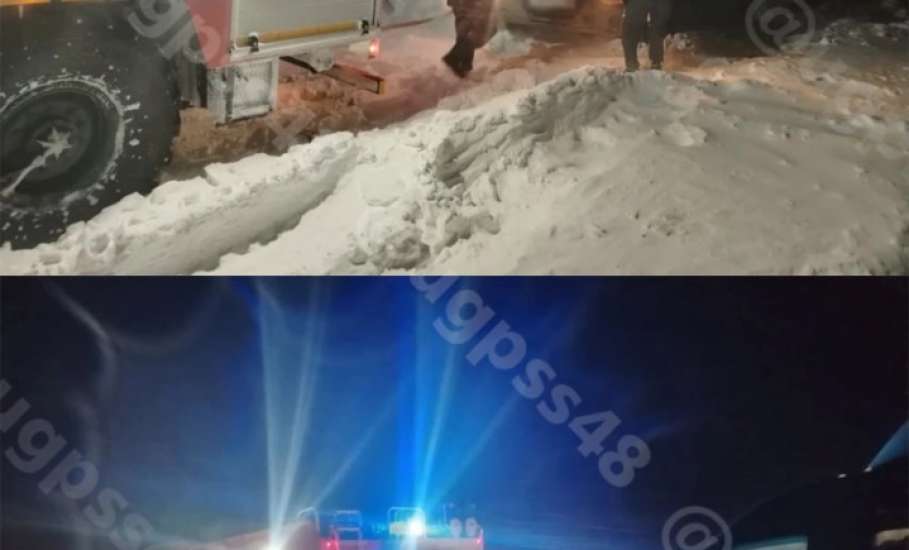 Сегодня утром спасатели вытащили из снега машину в Измалковском районе