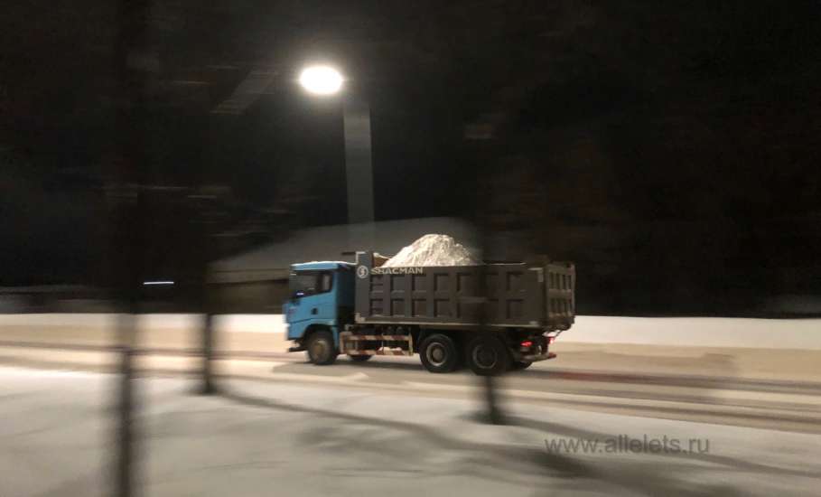 Ночью в Ельце вывозят снег с улицы Октябрьской, у администрации