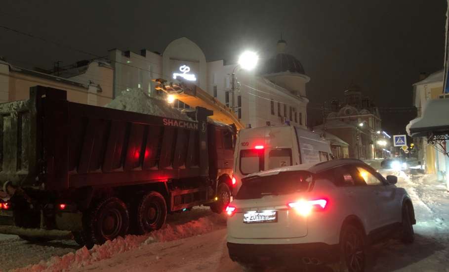 Ночью в Ельце вывозят снег с улицы Октябрьской, у администрации