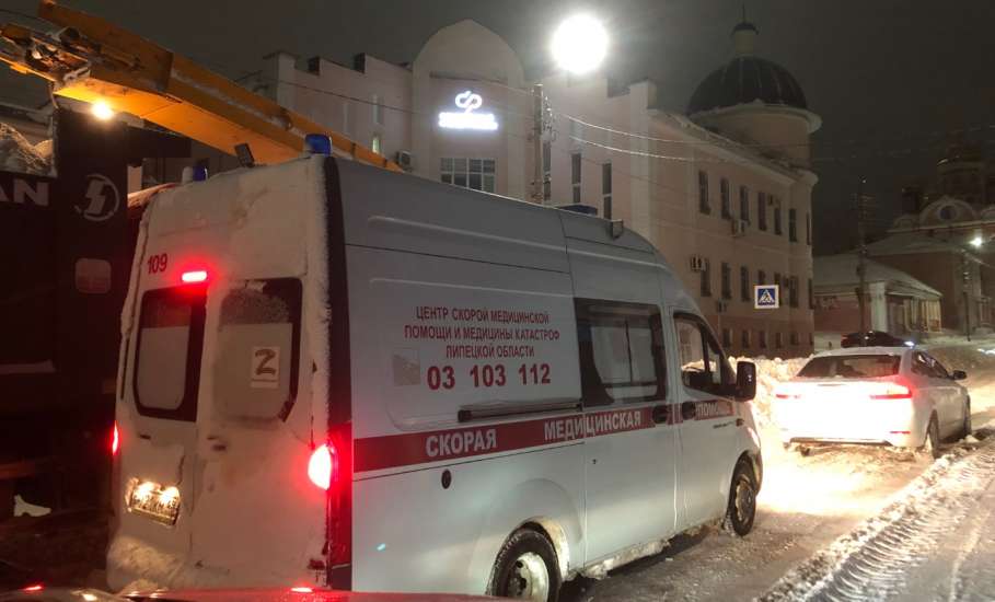 Ночью в Ельце вывозят снег с улицы Октябрьской, у администрации