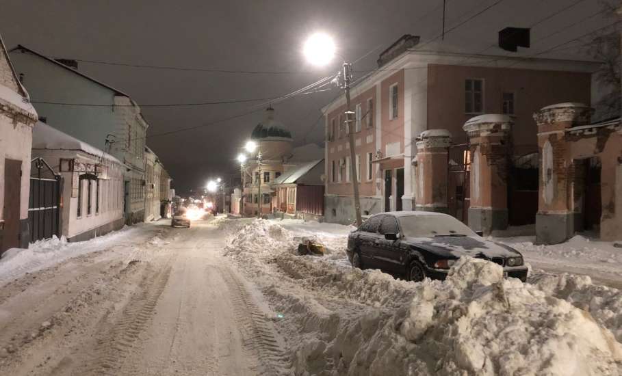 Ночью в Ельце вывозят снег с улицы Октябрьской, у администрации