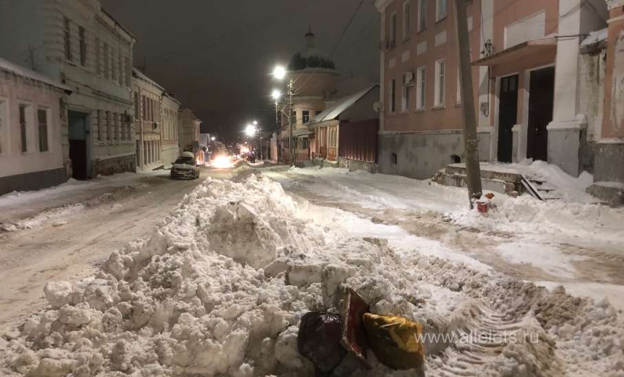 Ночью в Ельце вывозят снег с улицы Октябрьской, у администрации