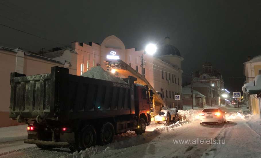 Ночью в Ельце вывозят снег с улицы Октябрьской, у администрации