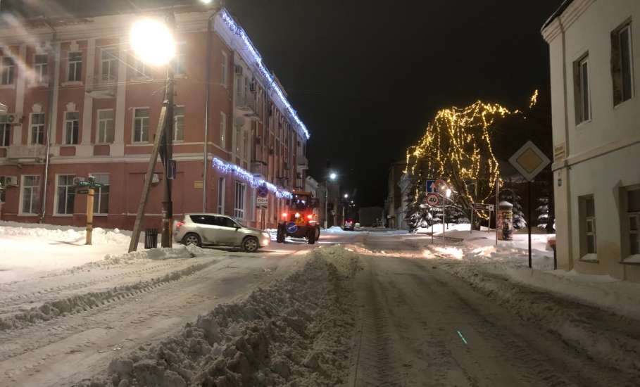 Ночью в Ельце вывозят снег с улицы Октябрьской, у администрации