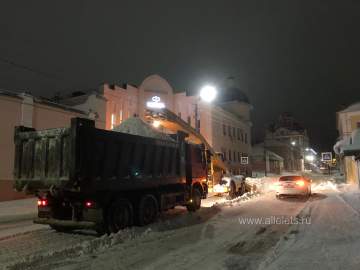 Ночью в Ельце вывозят снег с улицы Октябрьской, у администрации