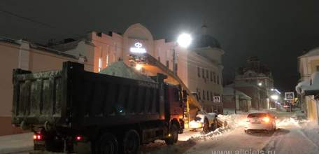 Ночью в Ельце вывозят снег с улицы Октябрьской, у администрации
