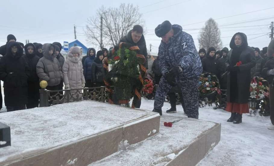 В преддверии Дня защитника Отечества в Ельце состоялись традиционные возложения цветов и венков к местам воинских захоронений