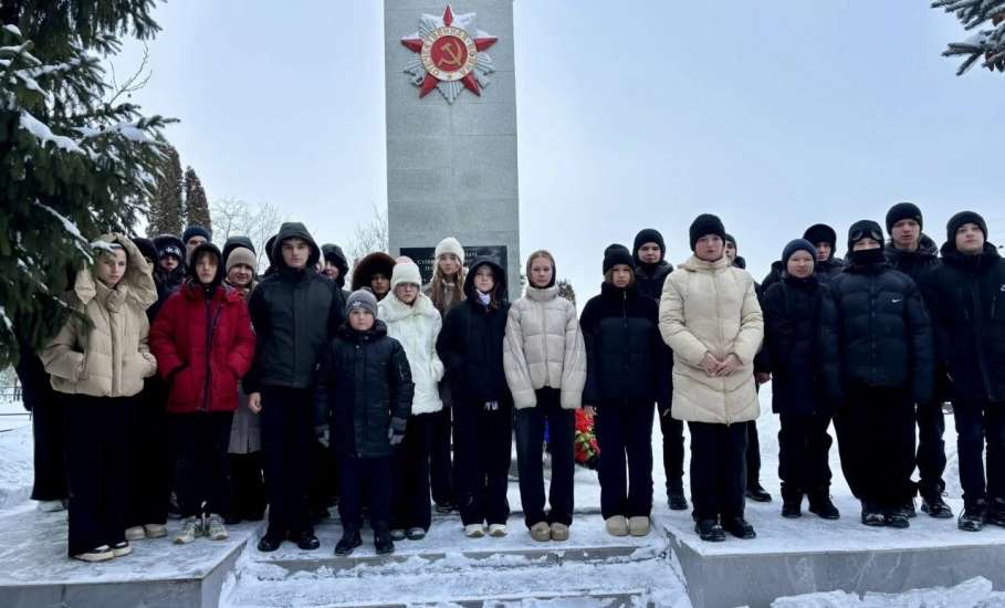 В преддверии Дня защитника Отечества в Ельце состоялись традиционные возложения цветов и венков к местам воинских захоронений