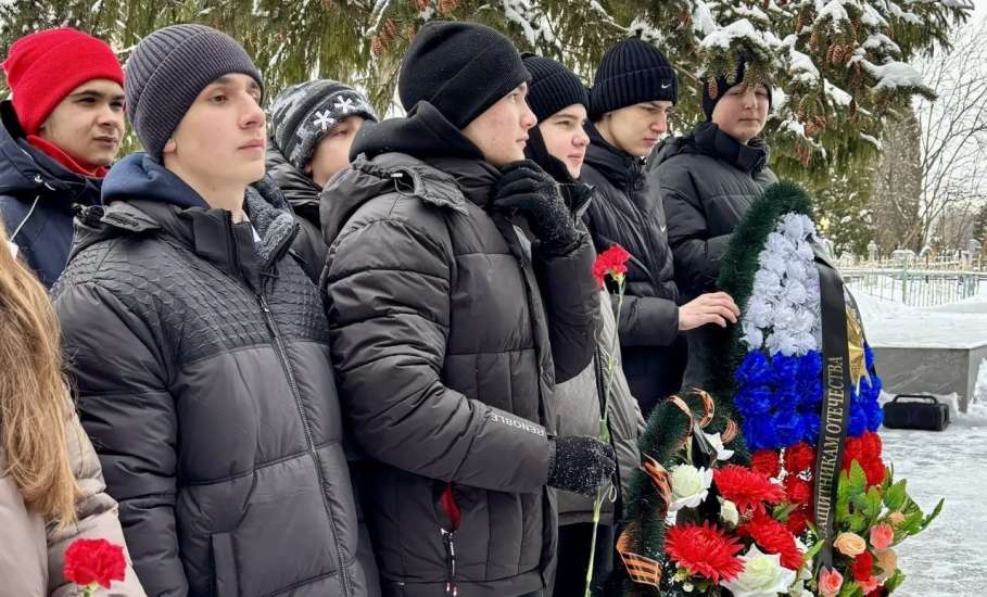 В преддверии Дня защитника Отечества в Ельце состоялись традиционные возложения цветов и венков к местам воинских захоронений