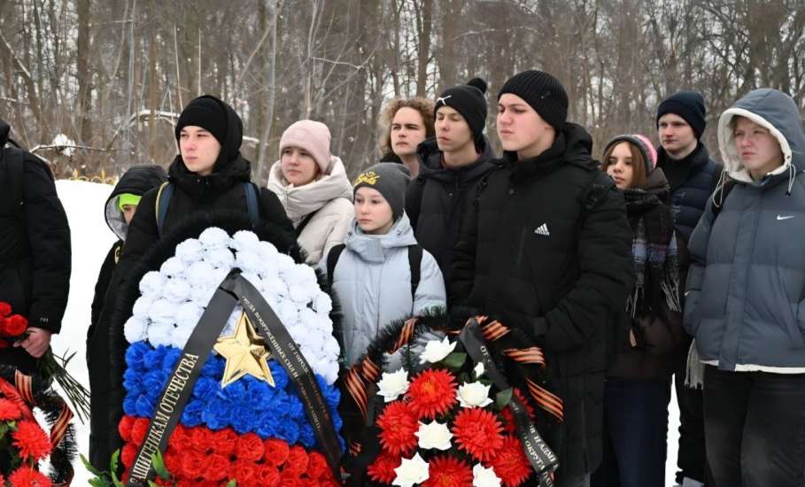 В преддверии Дня защитника Отечества в Ельце состоялись традиционные возложения цветов и венков к местам воинских захоронений