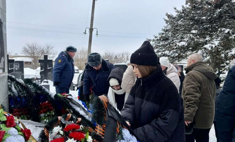 В преддверии Дня защитника Отечества в Ельце состоялись традиционные возложения цветов и венков к местам воинских захоронений