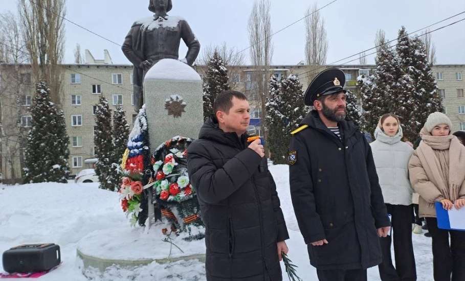 В преддверии Дня защитника Отечества в Ельце состоялись традиционные возложения цветов и венков к местам воинских захоронений