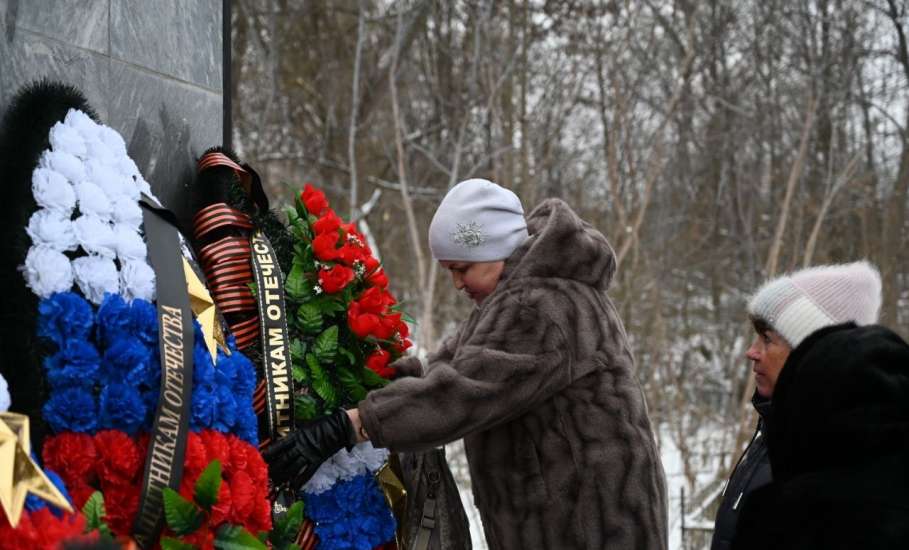 В преддверии Дня защитника Отечества в Ельце состоялись традиционные возложения цветов и венков к местам воинских захоронений
