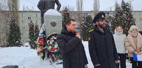 В преддверии Дня защитника Отечества в Ельце состоялись традиционные возложения цветов и венков к местам воинских захоронений