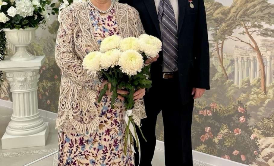 Вчера в районном ЗАГСе искрила и сверкала Изумрудная свадьба супругов Медведевых Владимира Ефимовича и Людмилы Михайловны!