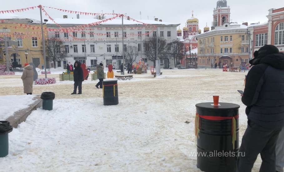 На площади Ленина в Ельце сегодня горят костры и жарят шашлыки!