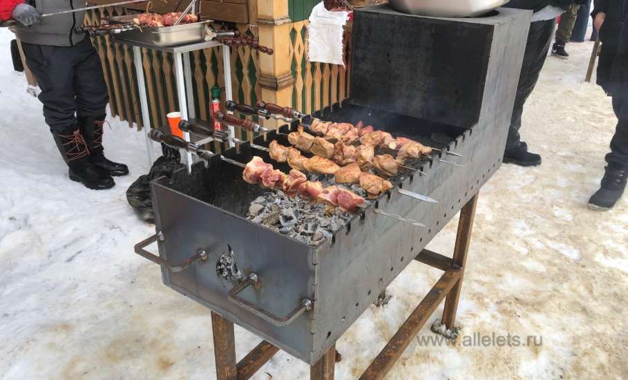 На площади Ленина в Ельце сегодня горят костры и жарят шашлыки!