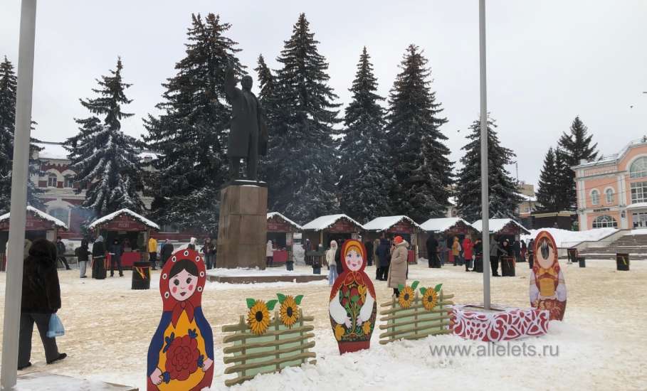 На площади Ленина в Ельце сегодня горят костры и жарят шашлыки!
