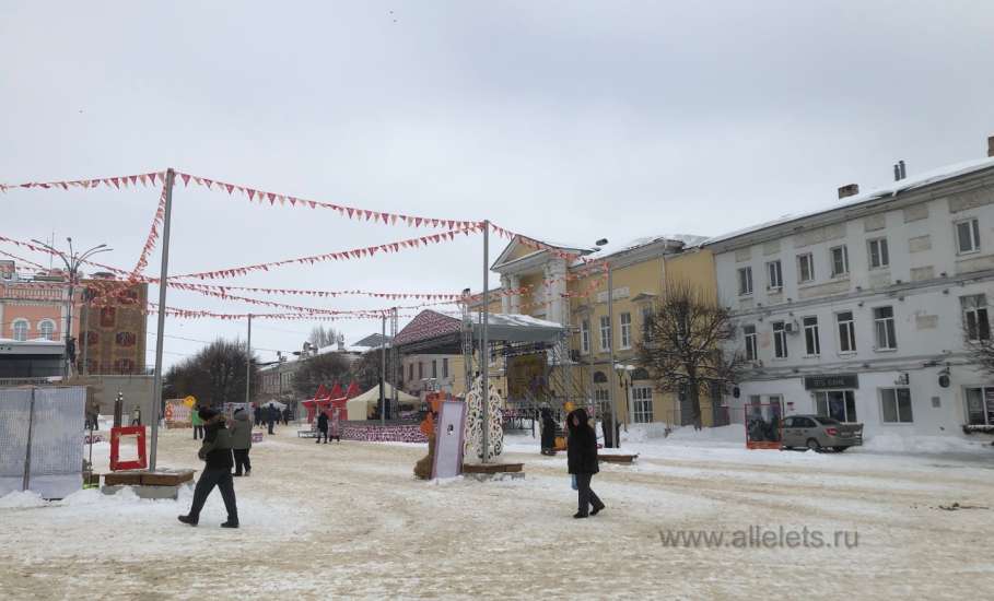 На площади Ленина в Ельце сегодня горят костры и жарят шашлыки!