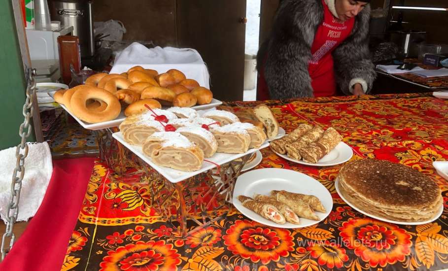 На площади Ленина в Ельце сегодня горят костры и жарят шашлыки!